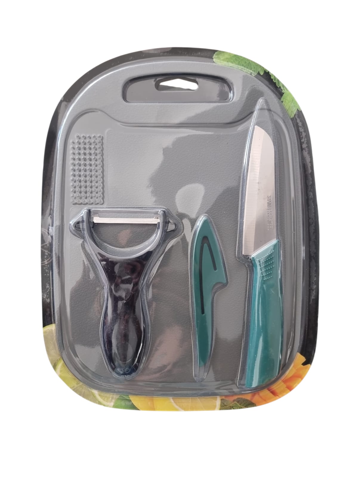 cuchillo de cocina con pelapapa y tabla